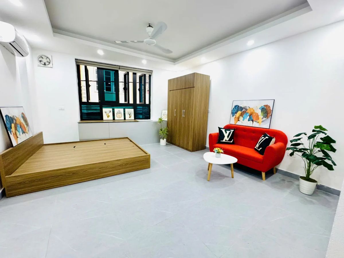 Diện Tích: 25 28m2 ( 2 Cửa sổ thoáng + 1 ban công + 1 Khu bếp riêng ) Đầy Đủ Nội Thất Cơ Bản: - Điều Hoà, Nóng Lạnh, Giường, tủ quần áo, bàn tủ bếp, tủ lạnh,…